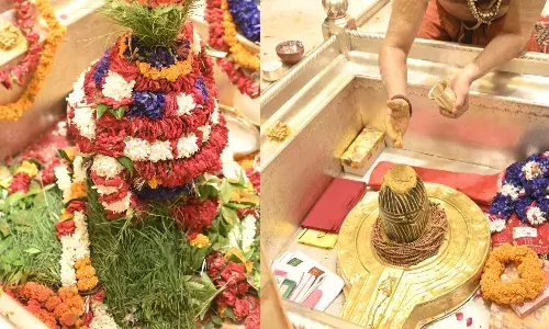 सावन का तीसरा सोमवार, अर्धनारीश्वर स्वरूप में काशीपुराधिपति के दर्शन, श्रद्धालुओं पर की गई पुष्पवर्षा