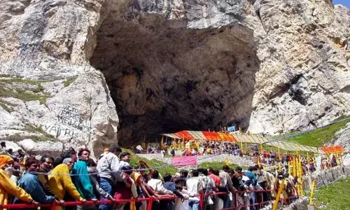 Article 370 Abrogation : सुरक्षा एजेंसियों को हिंसा का डर, एक दिन के लिए अमरनाथ यात्रा स्थगित