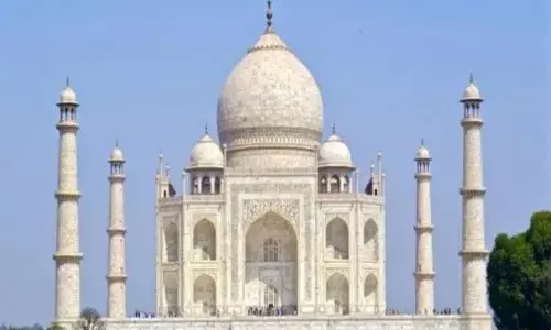 Tajmahal: आगरा का ताजमहल फिर हुआ भगवामय, सावन के तीसरे सोमवार में महिला ने मुख्य गुंबद पर चढ़ाया जल