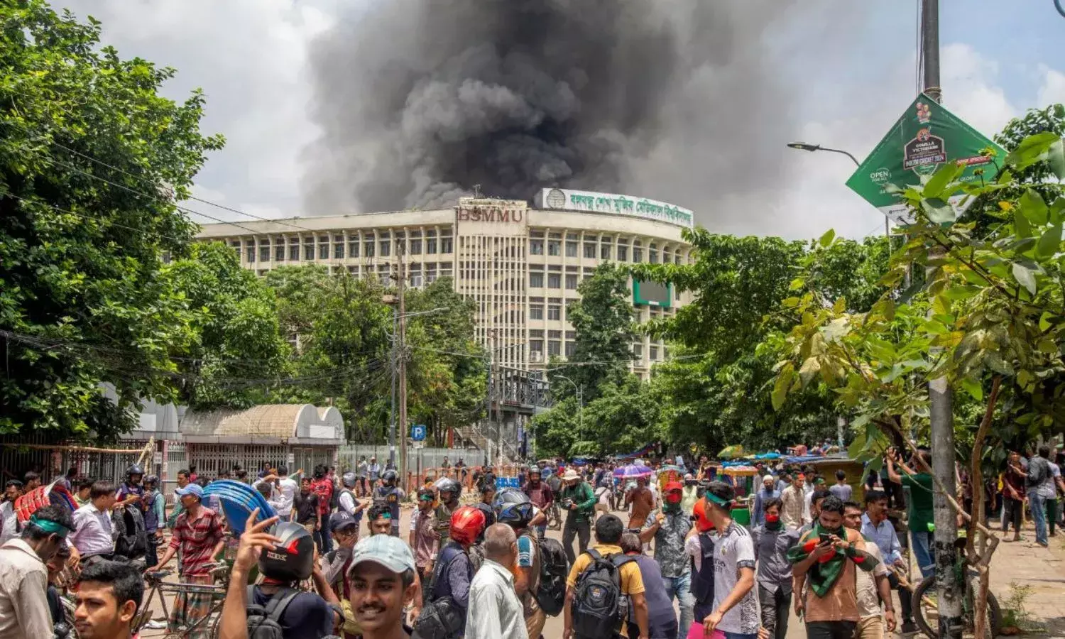 बांग्लादेशी हिंसा में अब तक हुई 300 से अधिक लोगों की मौत, हमलावरों का निशाना बन रहे हिंदू, भारत हाई अलर्ट पर