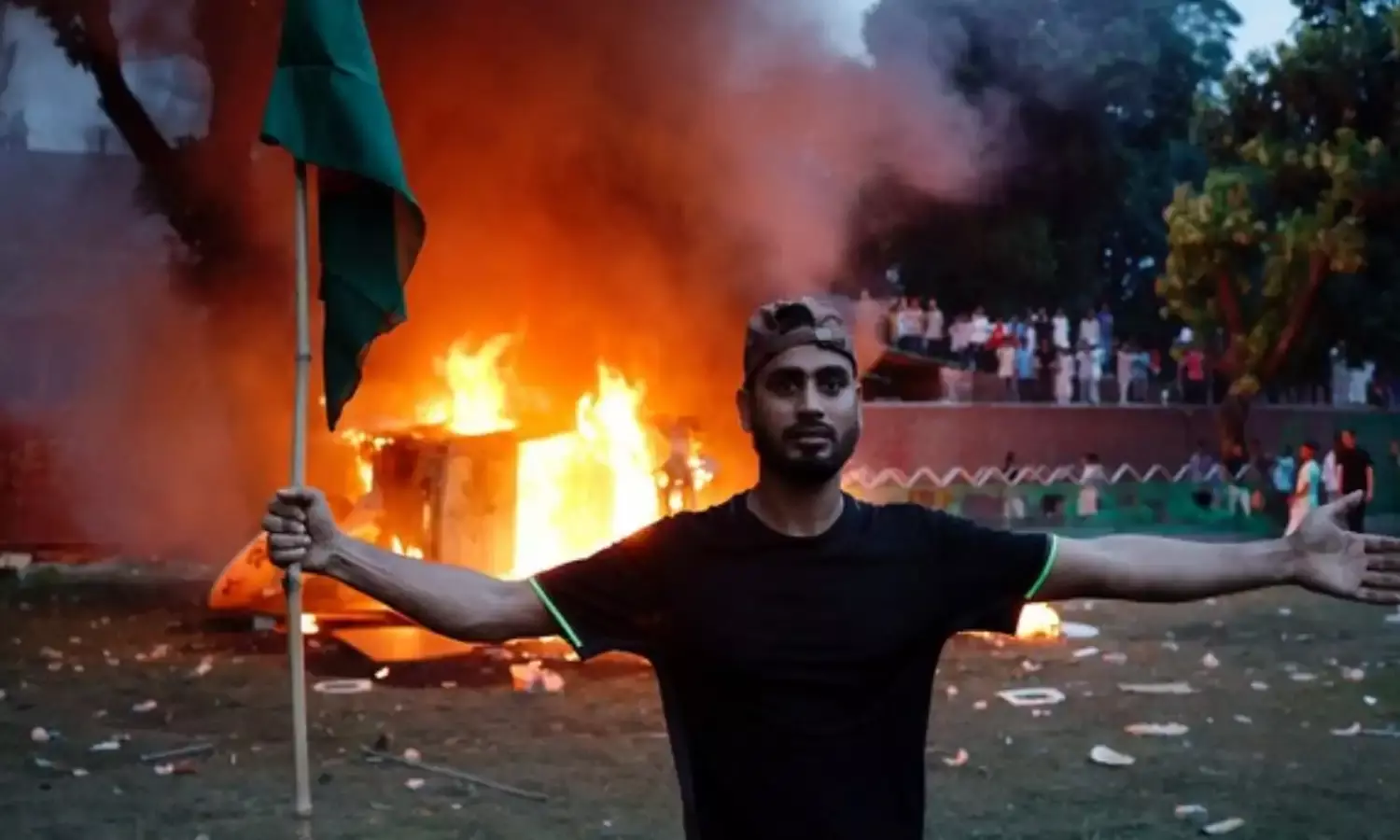 Bangladesh News : शेख हसीना के बांग्लादेश छोड़ने के बाद कैसे हैं हालात, कहीं आगजनी तो कहीं हिंसा Bangladesh News : शेख हसीना के बांग्लादेश छोड़ने के बाद कैसे हैं हालात, कहीं आगजनी तो कहीं हिंसा