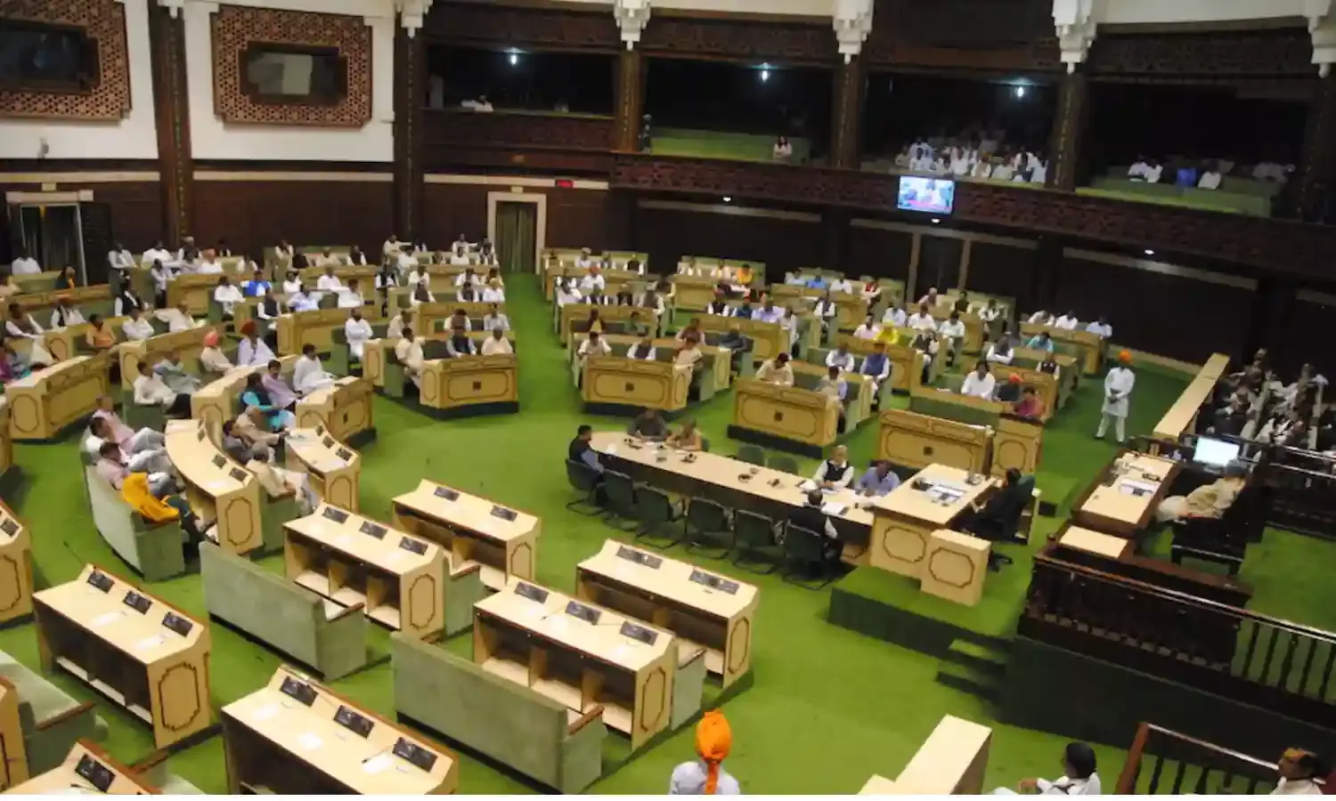 Rajasthan Congress MLA: जिसको बड़ा नेता बनना है वो दबाएगी पैर, इस कांग्रेसी नेता का विवादित वीडियो वायरल Rajasthan Congress MLA: जिसको बड़ा नेता बनना है वो दबाएगी पैर, इस कांग्रेसी नेता का विवादित वीडियो वायरल