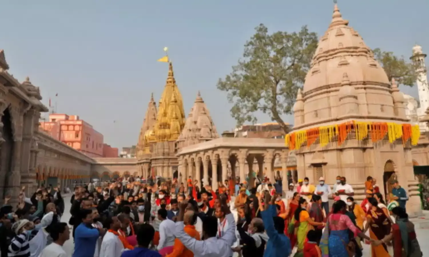 Breaking News : काशी विश्वनाथ मंदिर के पास गिरे मकान, NDRF ने बचाई 7 जिंदगी, 1 महिला की मौत