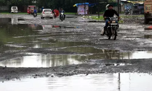 Bhopal: भारी बारिश के बीच राजधानी भोपाल के गड्ढों में इज़ाफा, अक्टूबर तक लोगों को नहीं मिलने वाली राहत Bhopal: भारी बारिश के बीच राजधानी भोपाल के गड्ढों में इज़ाफा, अक्टूबर तक लोगों को नहीं मिलने वाली राहत
