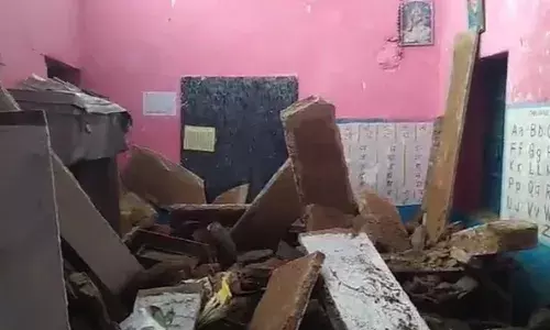 Gwalior News: छात्रों के क्लास से निकलते ही भर-भराकर गिरी छत, बाल-बाल बचे बच्चे, देखें वीडियो