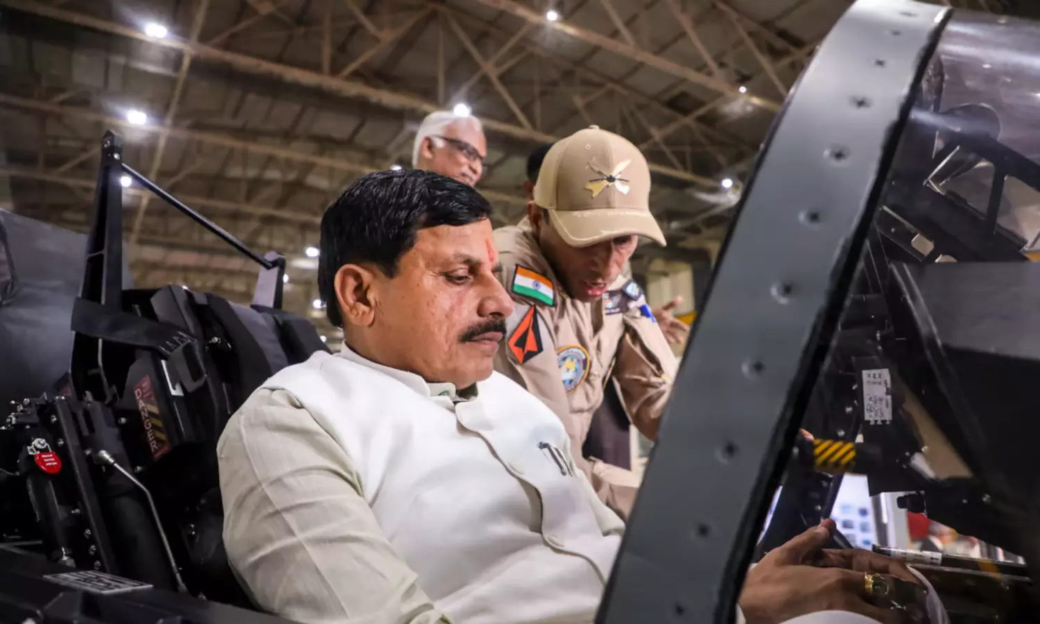 CM Mohan Yadav: मुख्यमंत्री मोहन यादव बेंगलुरु में तेजस विमान का किया निरीक्षण