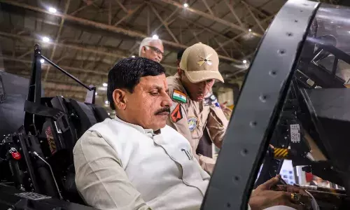 CM Mohan Yadav: मुख्यमंत्री मोहन यादव बेंगलुरु में तेजस विमान का किया निरीक्षण