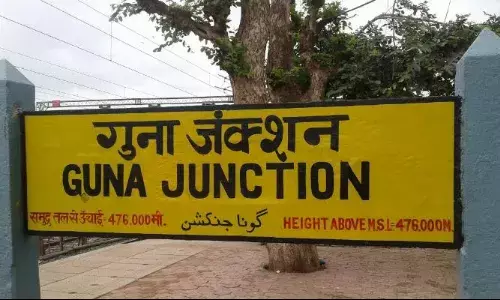 Guna Kumbhraj Railway Station: गुना के कुंभराज रेलवे स्टेशन के पोर्च का एक हिस्सा गिरा, बाल- बाल बचे लोग