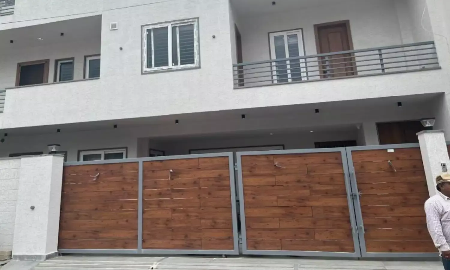 भोपाल में नगर निगम के रिटायर्ड अधिकारी के घर लोकायुक्त का छापा, लाखों की नकदी और सोना - चांदी बरामद