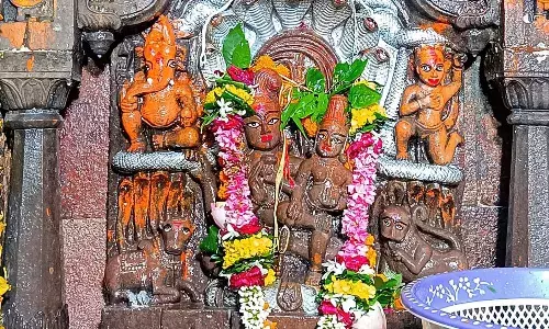 Naag Panchami : मध्य रात्रि में खुले नागचंद्रेश्वर मंदिर के कपाट, दर्शन के लिए श्रद्धालुओं की लंबी कतार