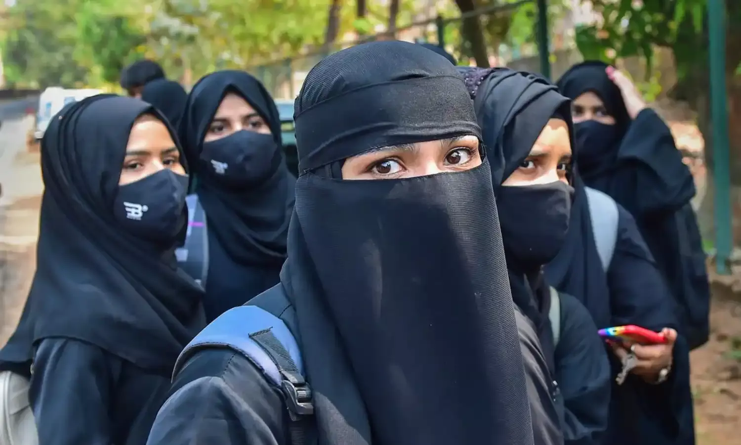 Maharastra: हिजाब पहनने वाली छात्राओं को SC से मिली राहत, कोर्ट ने कॉलेज सर्कुलर पर लगाई अंतरिम रोक Maharastra: हिजाब पहनने वाली छात्राओं को SC से मिली राहत, कोर्ट ने कॉलेज सर्कुलर पर लगाई अंतरिम रोक