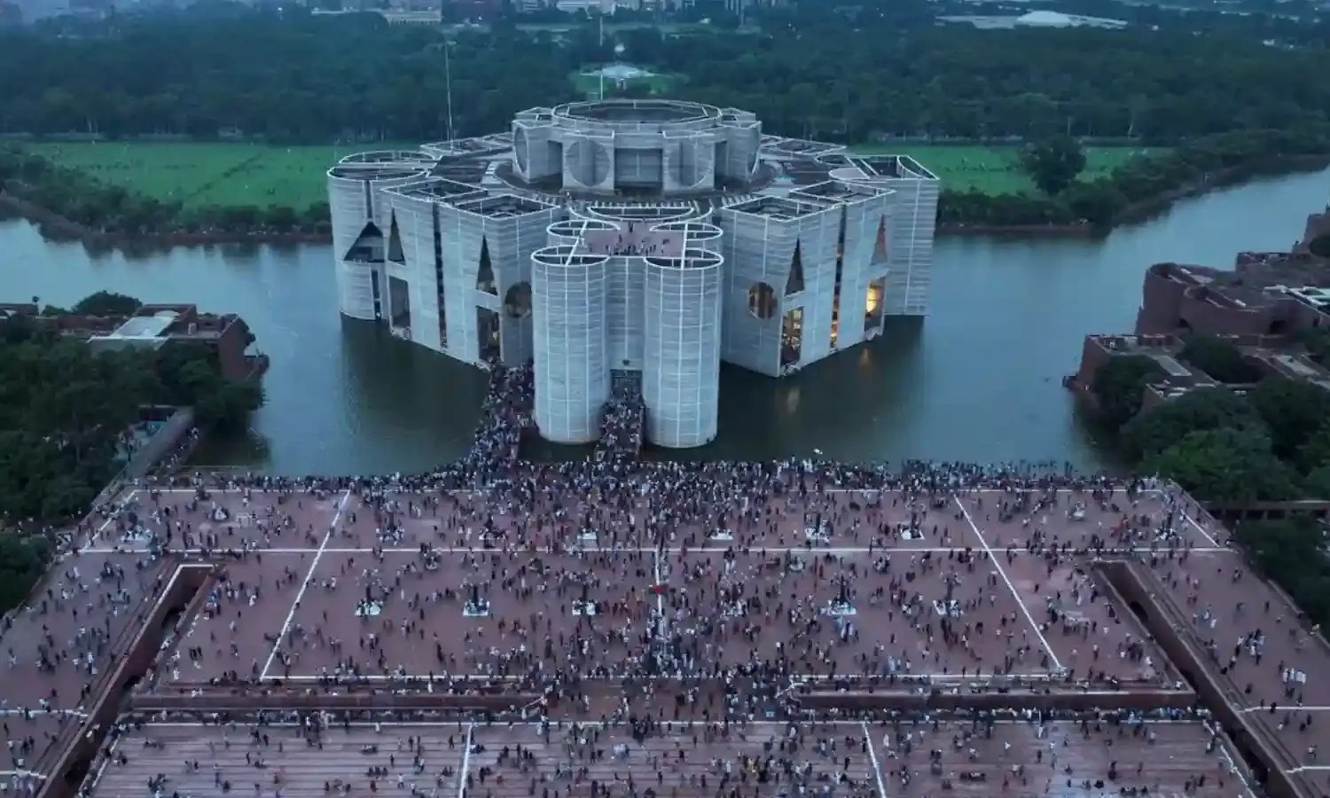 Bangladesh Chief Justice: बांग्लादेश में प्रदर्शकारियों ने किया सुप्रीम कोर्ट का घेराव, मुख्य न्यायाधीश को दिया इस्तीफे का अल्टीमेटम