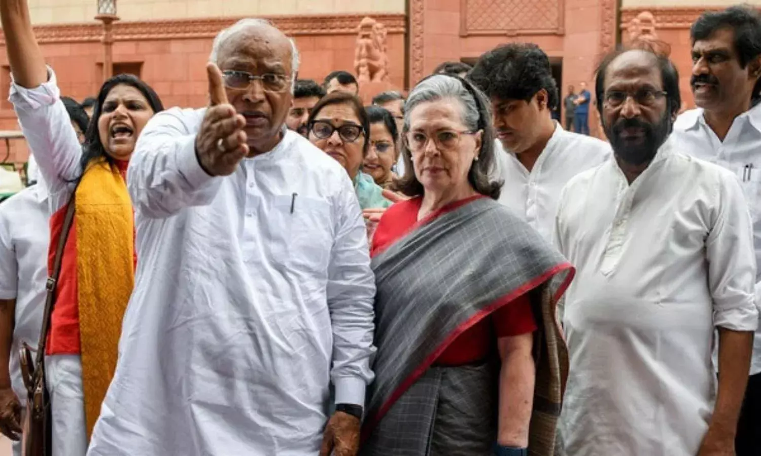 मल्लिकार्जुन खरगे ने सरकार पर लगाया बड़ा आरोप, कहा- आरक्षण ख़त्म करने के लिए ही SC-ST में क्रीमी लेयर के फैसले को नहीं रोक रही