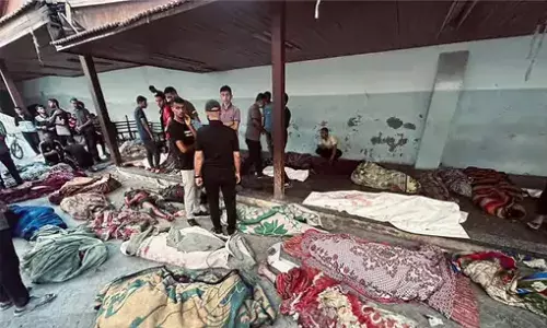 Israel Strike: गाजा में स्कूल पर इजराइली हमला, 100 लोगों की मौत, सुबह नमाज पढ़ने के दौरान दागे 3 रॉकेट Israel Strike: गाजा में स्कूल पर इजराइली हमला, 100 लोगों की मौत, सुबह नमाज पढ़ने के दौरान दागे 3 रॉकेट