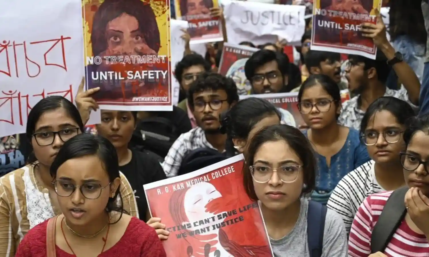 Kolkata Doctor Murder Case: महिला डॉक्‍टर से रेप व हत्‍या के बाद  सड़क पर उतरे डॉक्‍टर, ममता बजर्नी ने कहा...