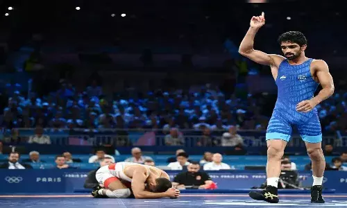 11 साल की उम्र में माता-पिता को खोया, आज ओलंपिक मेडल जीतकर करोड़ों देशवासियों का बना लाडला, पहचानिए कौन...