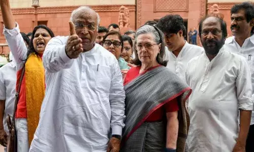 मल्लिकार्जुन खरगे ने सरकार पर लगाया बड़ा आरोप, कहा- आरक्षण ख़त्म करने के लिए ही SC-ST में क्रीमी लेयर के फैसले को नहीं रोक रही