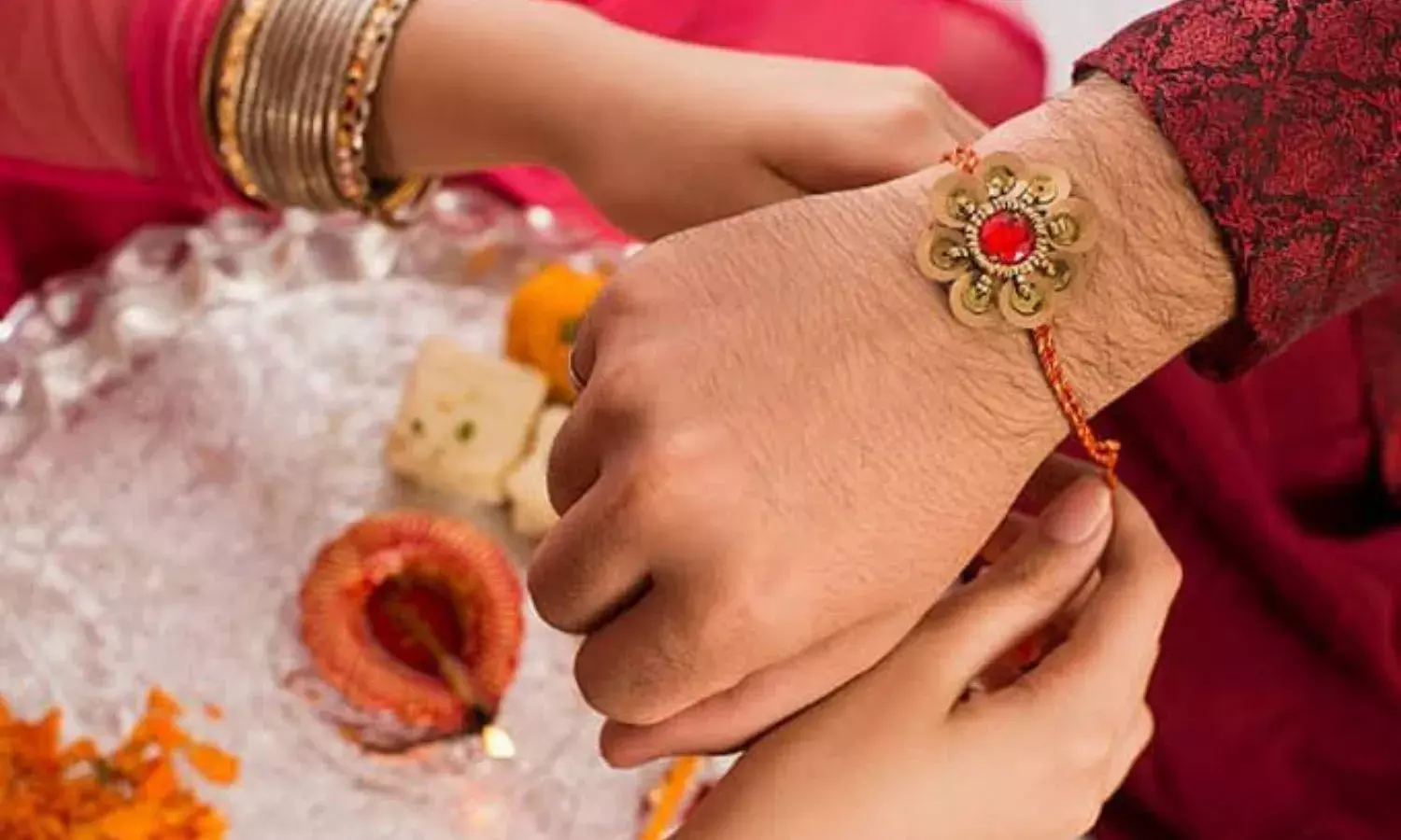 Rakhi Online Gift Delivery: अब भाई को ऑनलाइन राखी और गिफ्ट भेजना हुआ आसान, इन प्लेटफॉर्म को जान लीजिए आप Rakhi Online Gift Delivery: अब भाई को ऑनलाइन राखी और गिफ्ट भेजना हुआ आसान, इन प्लेटफॉर्म को जान लीजिए आप