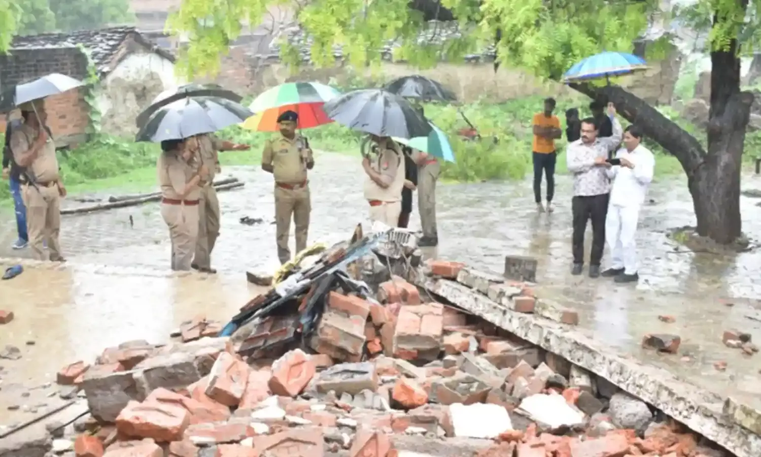 UP News : जालौन में मकान की छत गिरने से मां - बेटे की मौत, पिता और बेटी घायल, CM ने लिया संज्ञान
