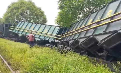Train Accident : सोनभद्र में कोयला से लदी मालगाड़ी के डिब्बे पलटे, कैसे हुआ हादसा?