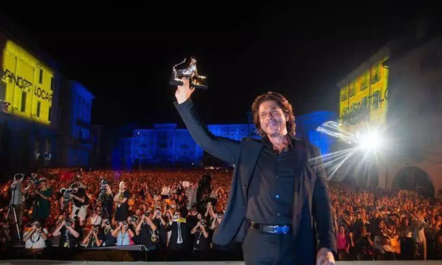 77वें लोकार्नो फिल्म फेस्टिवल में इस अवॉर्ड से नवाजे गए बॉलीवुड के बादशाह, इटालियन भाषा में दिया धन्यवाद 77वें लोकार्नो फिल्म फेस्टिवल में इस अवॉर्ड से नवाजे गए बॉलीवुड के बादशाह, इटालियन भाषा में दिया धन्यवाद