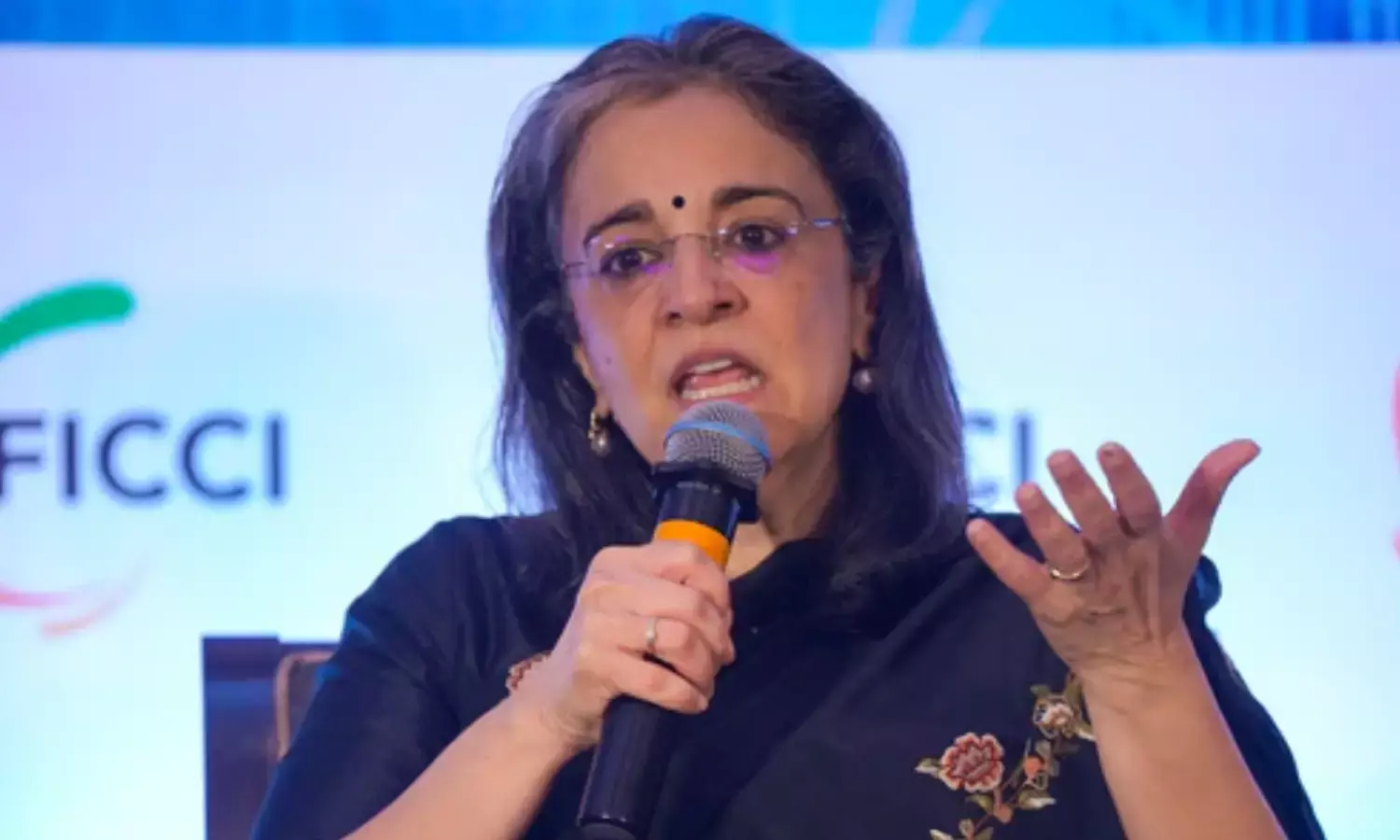 हिंडनबर्ग और सेबी चीफ के बीच अभी लंबा खिचेगा विवाद, SEBI की सफाई पर नए सवाल