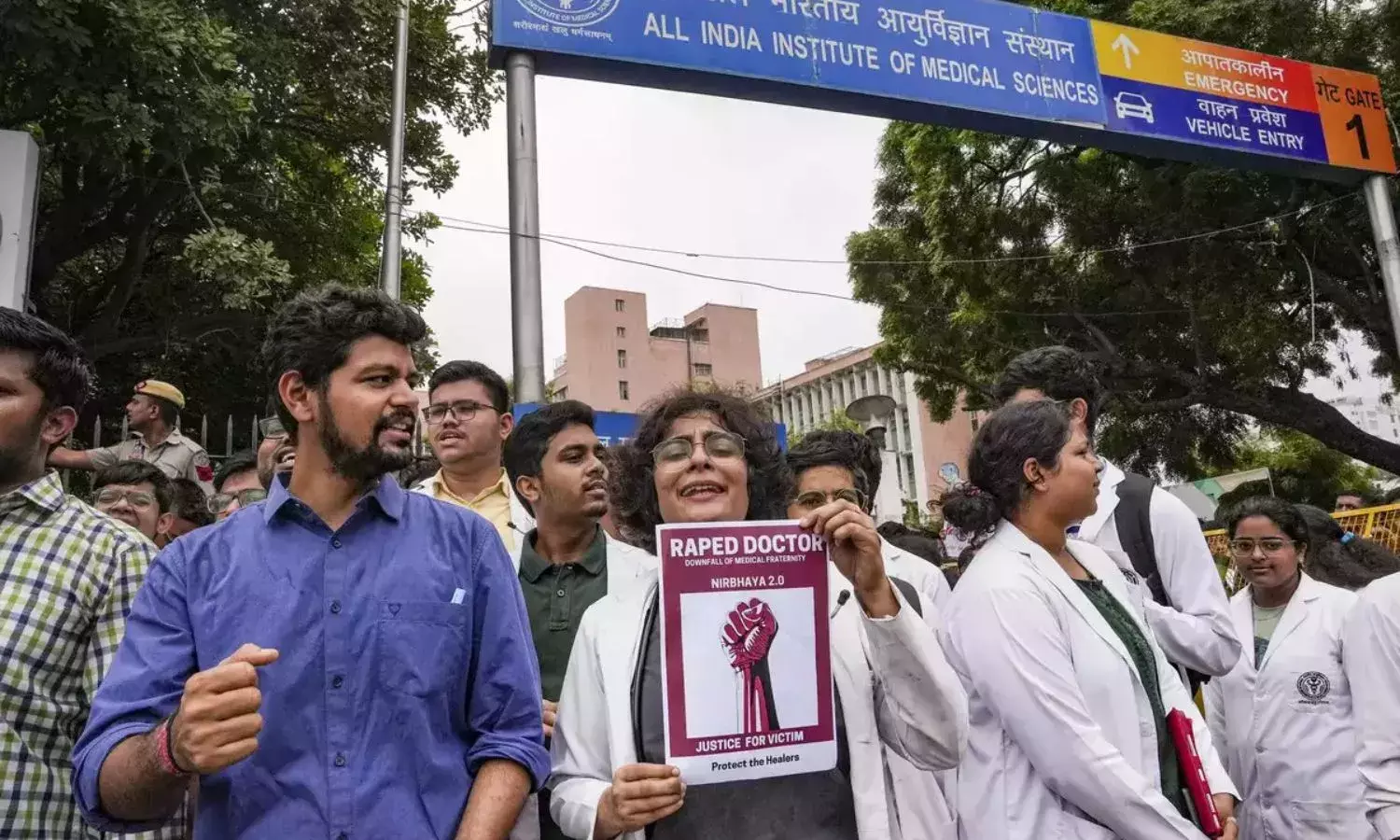 कोलकाता डॉक्टर की हत्या का मामला पहुंचा हाईकोर्ट, दर्ज हुई तीन याचिकाओं पर कल होगी सुनवाई