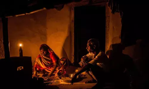 खटिए पर ले जाते दिखे लोग