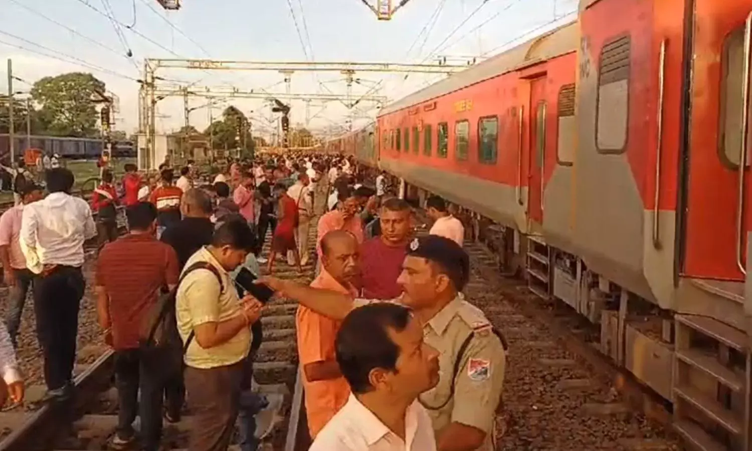 इटारसी स्टेशन पर हुआ बड़ा हादसा- पैसेंजर ट्रेन के दो कोच पटरी से उतरे