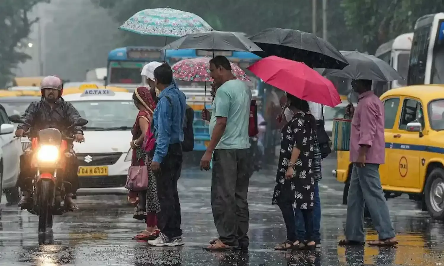 देश भर में बारिश बनी आफत, कई राज्यों में जमकर बरसेंगे बादल देश भर में बारिश बनी आफत, कई राज्यों में जमकर बरसेंगे बादल