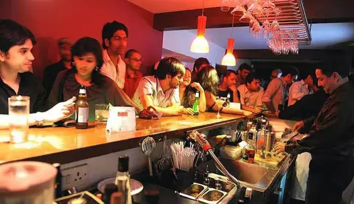 देर रात तक राजधानी के पबों मच रही गर्दिश, कोई नहीं दे रहा ध्यान