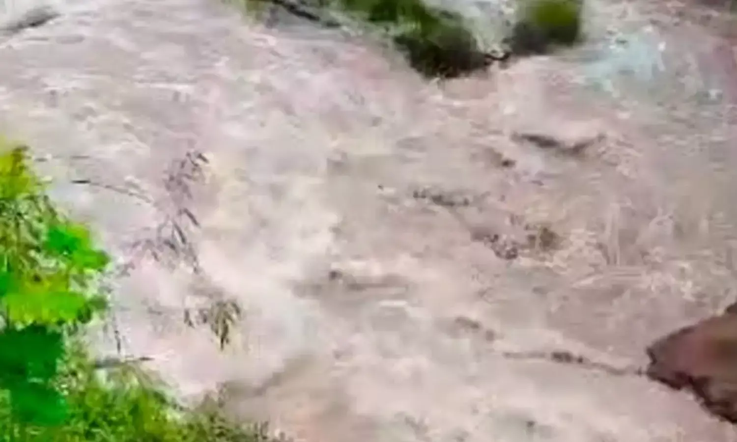 मुरैना में भारी बारिश से टूटा तालाब, आस पास के गावों में जा घुसा पानी, अलर्ट मोड पर प्रशासन मुरैना में भारी बारिश से टूटा तालाब, आस पास के गावों में जा घुसा पानी, अलर्ट मोड पर प्रशासन