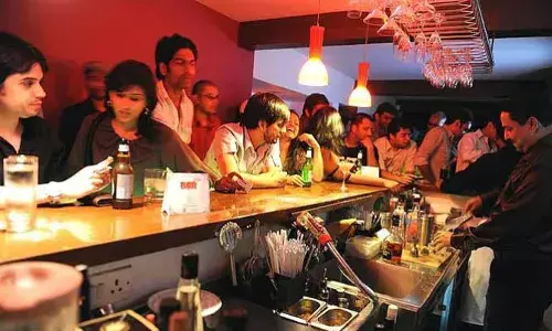 देर रात तक राजधानी के पबों मच रही गर्दिश, कोई नहीं दे रहा ध्यान