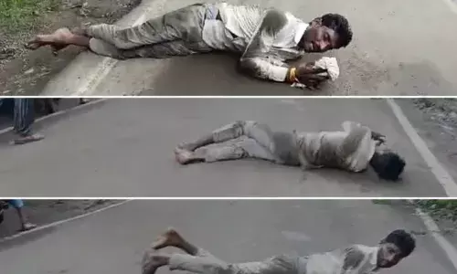 दो साल से जमीन के अतिक्रमण पर नहीं हो रही थी सुनवाई, पीड़ित किसान सड़क पर लोटते हुए पहुंचा कलेक्टर कार्यालय दो साल से जमीन के अतिक्रमण पर नहीं हो रही थी सुनवाई, पीड़ित किसान सड़क पर लोटते हुए पहुंचा कलेक्टर कार्यालय