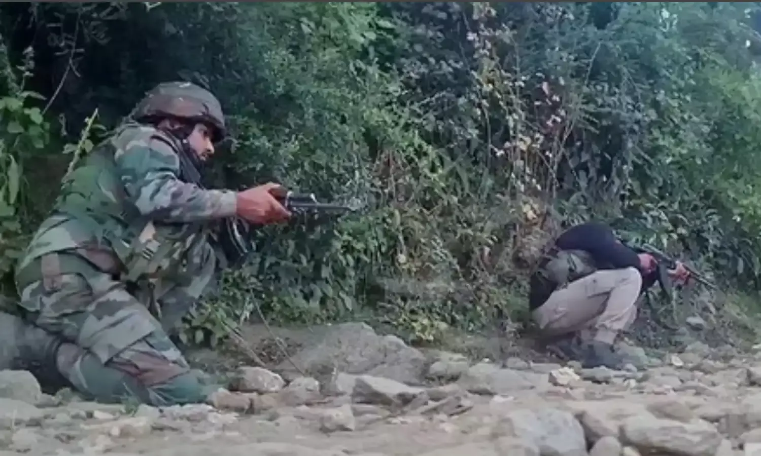 जम्मू-कश्मीर के डोडा में सेना और आतंकवादियों की मुठभेड़ जारी, एक जवान शहीद