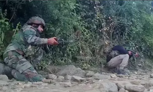 जम्मू-कश्मीर के डोडा में सेना और आतंकवादियों की मुठभेड़ जारी, एक जवान शहीद