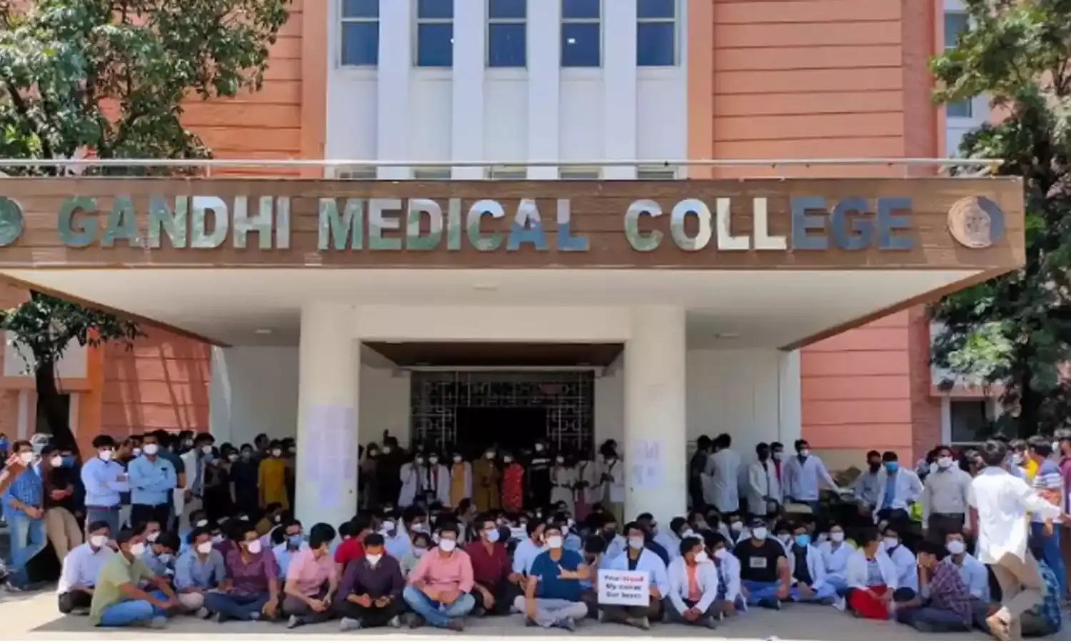 कोलकाता के बाद राजधानी भोपाल में कैंसर पीड़िता से अश्लीलता, डॉक्टर सस्पेंड कोलकाता के बाद राजधानी भोपाल में कैंसर पीड़िता से अश्लीलता, डॉक्टर सस्पेंड