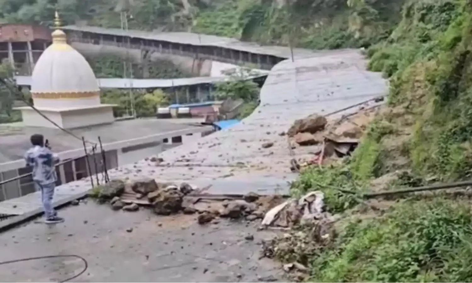 कटरा में भारी बारिश के बीच वैष्णो देवी मार्ग पर हुई भूस्खलन