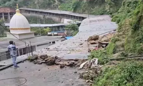 कटरा में भारी बारिश के बीच वैष्णो देवी मार्ग पर हुई भूस्खलन