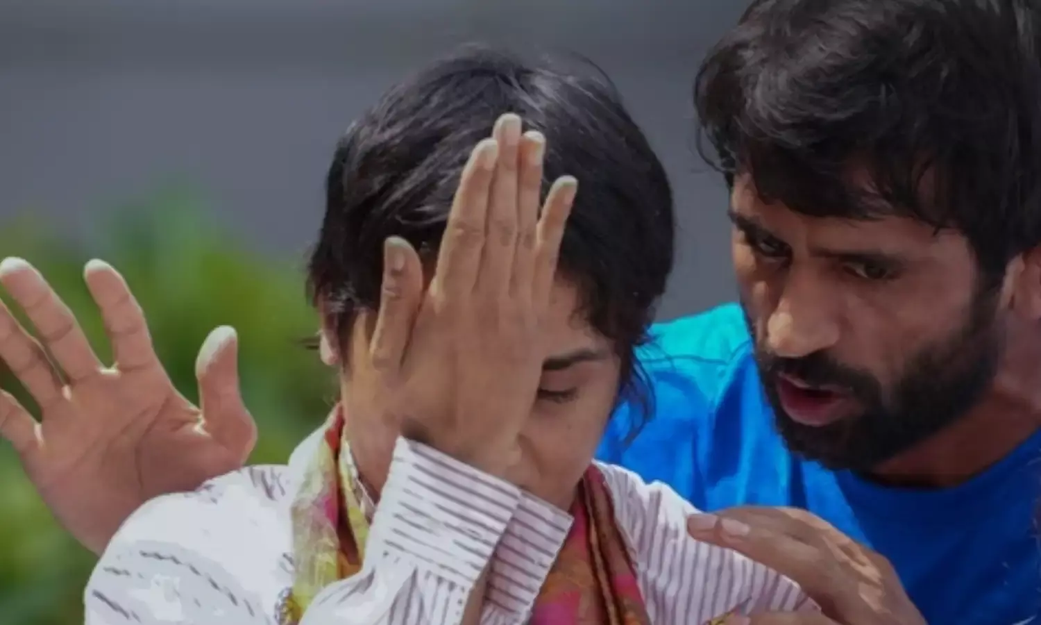 ओलंपिक में मिली हार के बाद भारत पहुंची विनेश फोगाट, बजरंग और साक्षी ने दिलाया चैंपियन होने का अहसास