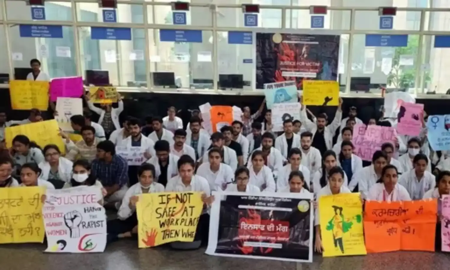 कोलकाता मर्डर केस की आग पहुंची बांग्लादेश, ढाका की सड़कों पर ट्रेनी डॉक्टरों ने किया प्रदर्शन कोलकाता मर्डर केस की आग पहुंची बांग्लादेश, ढाका की सड़कों पर ट्रेनी डॉक्टरों ने किया प्रदर्शन