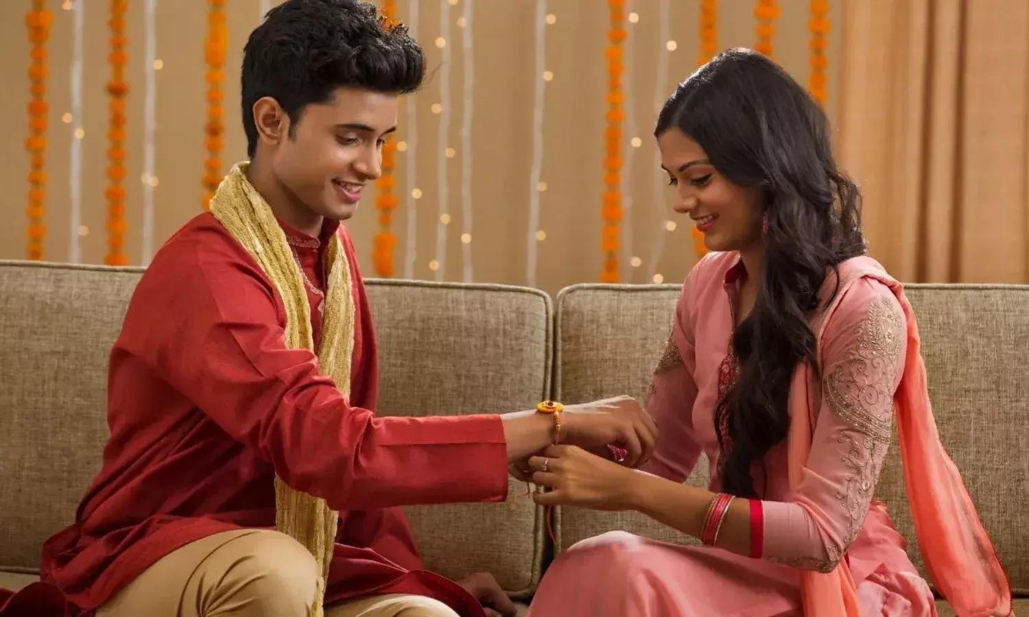 राखी बांधते समय क्यों लगाई जाती है 3 गांठ, जानिए इसके पीछे छिपा है धार्मिक महत्व राखी बांधते समय क्यों लगाई जाती है 3 गांठ, जानिए इसके पीछे छिपा है धार्मिक महत्व