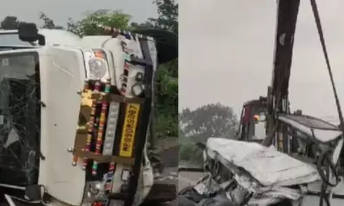 सड़क किनारे खड़े पुलिस वाहन और पिकअप को ट्रक ने मारी टक्कर, तीन की मौत, सात घायल