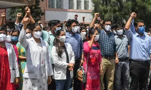 डॉक्टरों की हड़ताल पर MP हाईकोर्ट सख्त, कहा जान निकल रही होगी, तो कहिएगा दो दिन बाद दवाई देंगे...