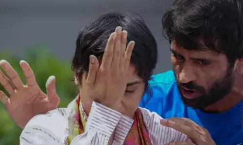 ओलंपिक में मिली हार के बाद भारत पहुंची विनेश फोगाट, बजरंग और साक्षी ने दिलाया चैंपियन होने का अहसास