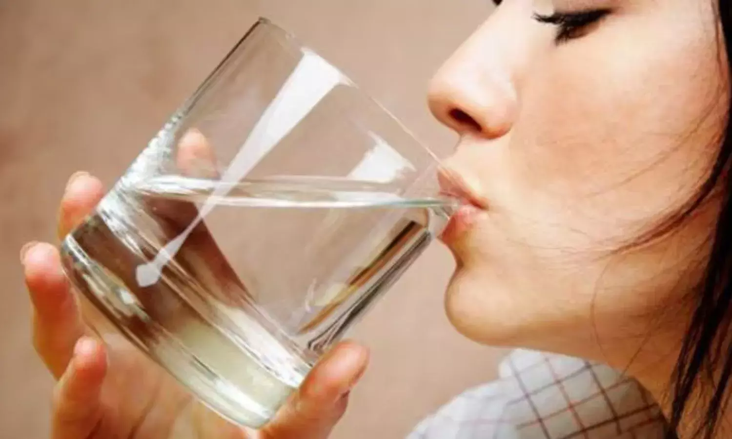 खाली पेट ज्यादा पानी पीने से हो सकती है बड़ी बिमारी, जानिए क्या कहते है एक्सपर्ट्स