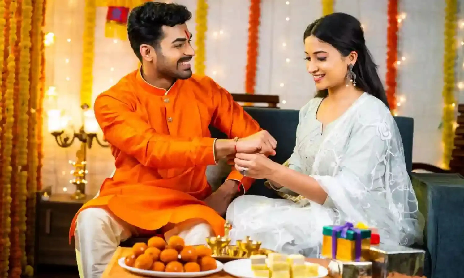 मिलिए उन मुस्लिम महिलाओं से जो दशकों से हिंदू भाइयों को राखी बांध रही हैं मिलिए उन मुस्लिम महिलाओं से जो दशकों से हिंदू भाइयों को राखी बांध रही हैं