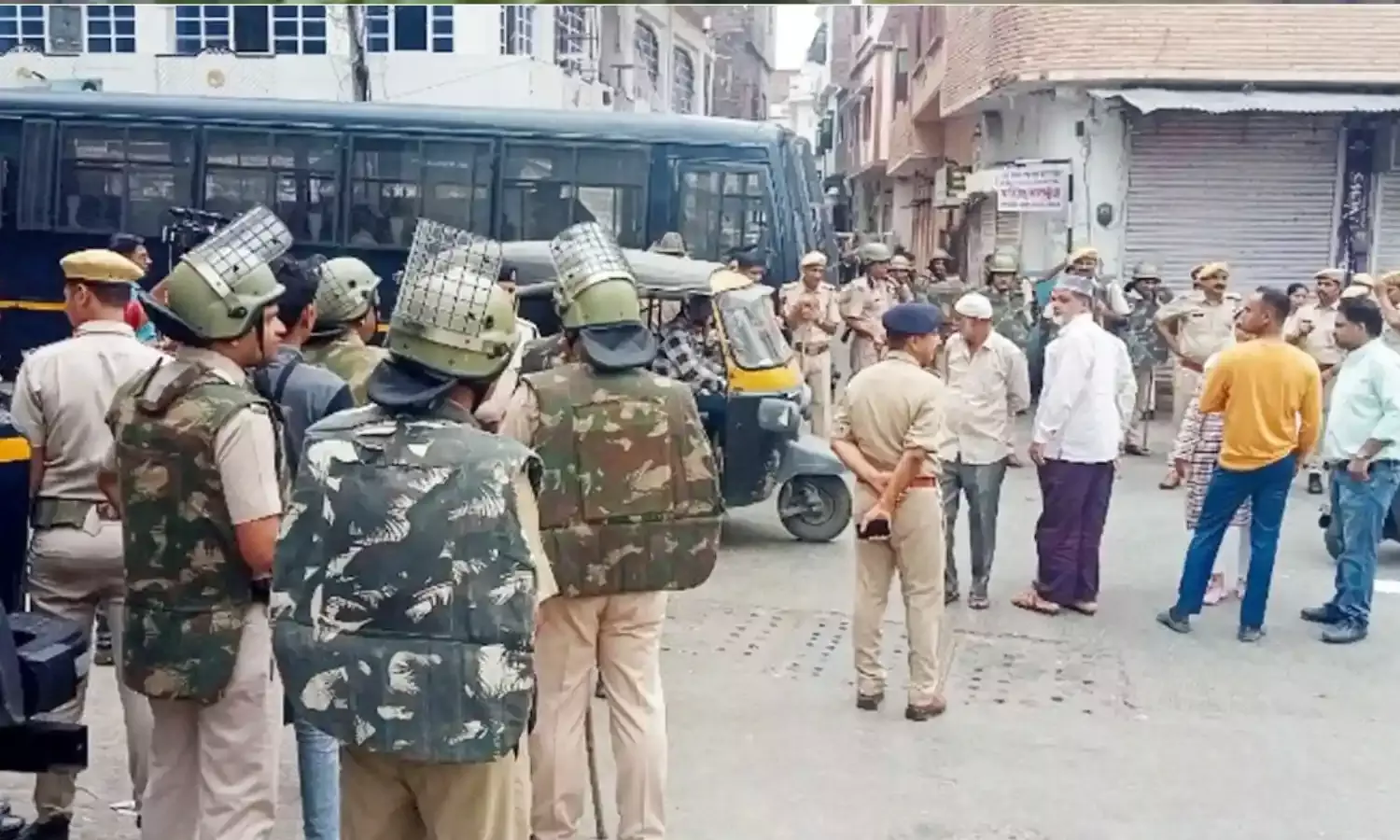 चाकूबाजी में घायल छात्र देवराज की मौत, परिजनों ने पुलिस और प्रशासन के विरोध में किया प्रदर्शन