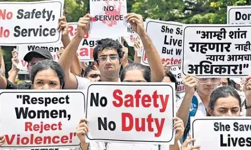 इंसाफ के लिए सड़कों पर प्रदर्शन जारी, स्वास्थ्य मंत्रालय के बाहर मरीजों का इलाज करेंगे डॉक्टर