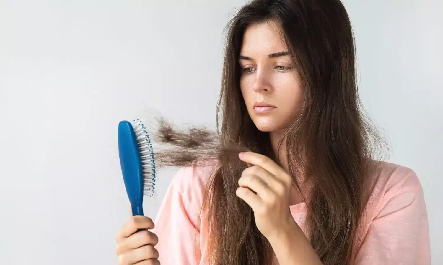 बालों का झड़ना रोकने के 7 असरदार घरेलू उपाय: प्राकृतिक तरीके से पाएं घने और मजबूत बाल